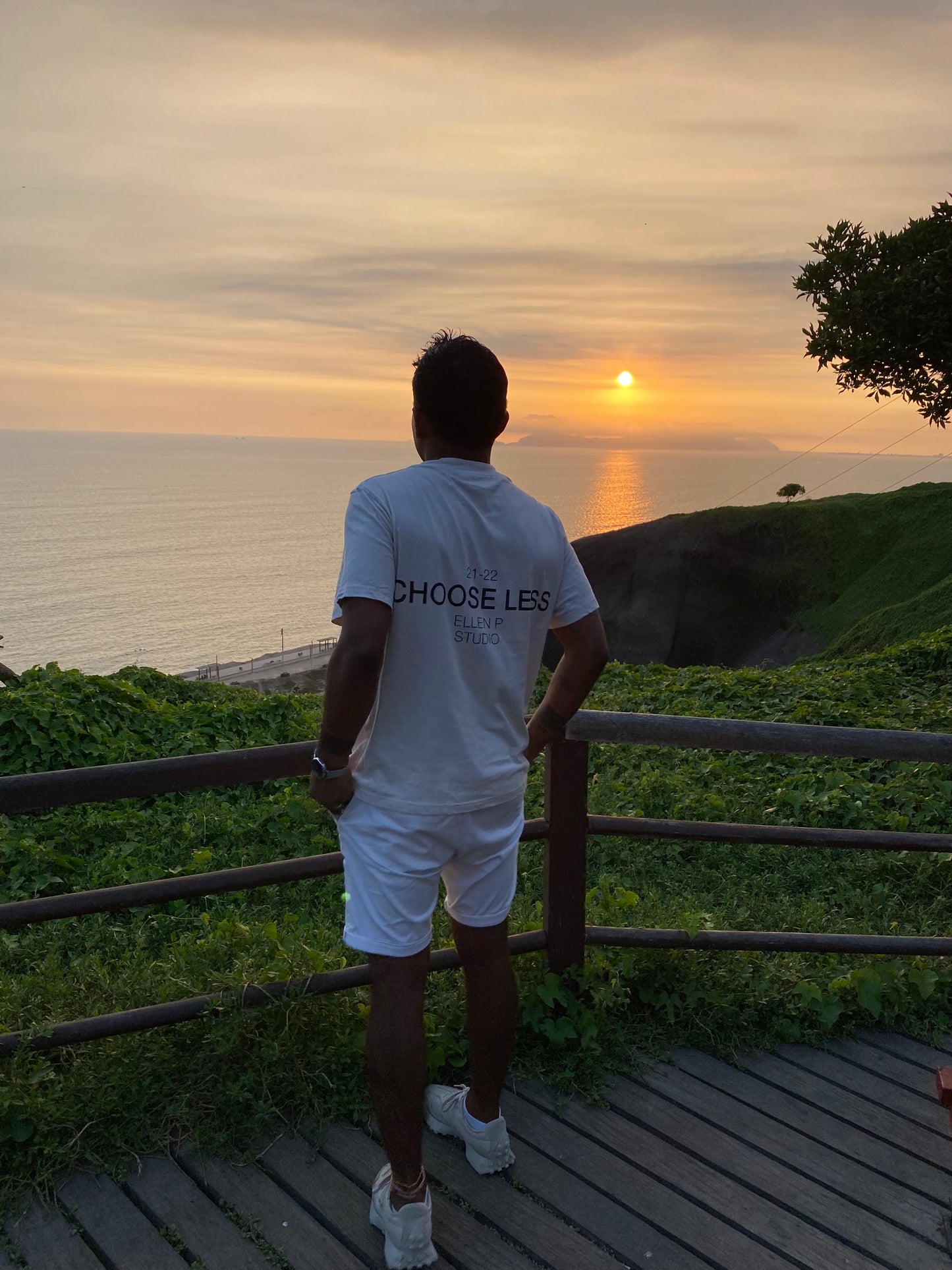 T-SHIRT "Choose Less"